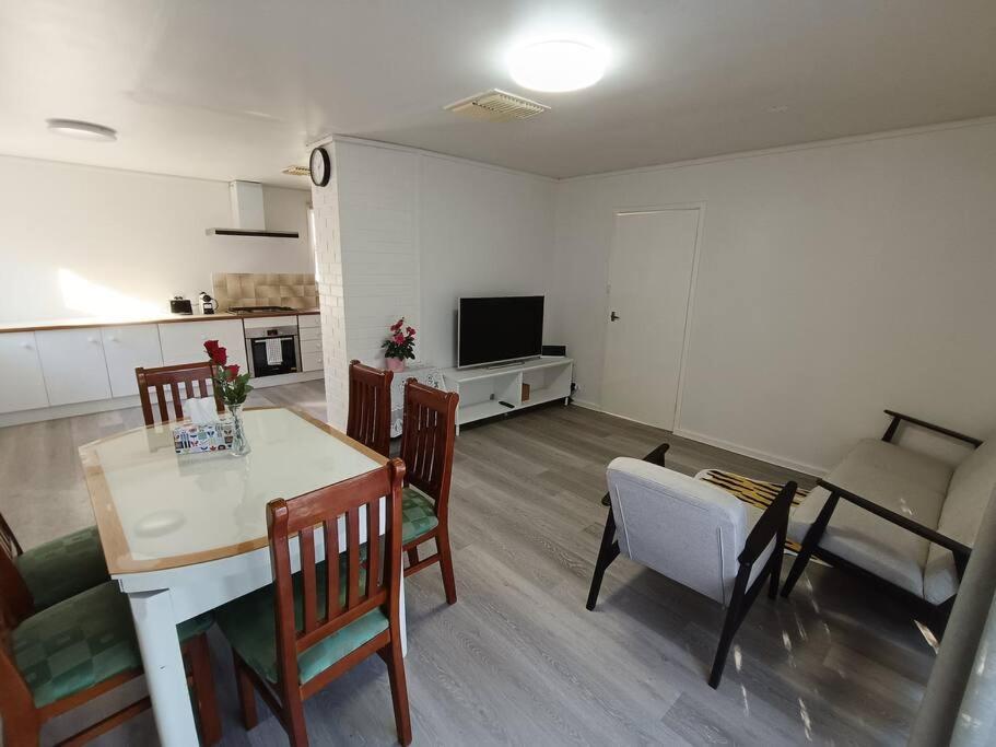 Phillip Lovely And Quiet House Near Westfield Cbr Hospital 빌라 외부 사진